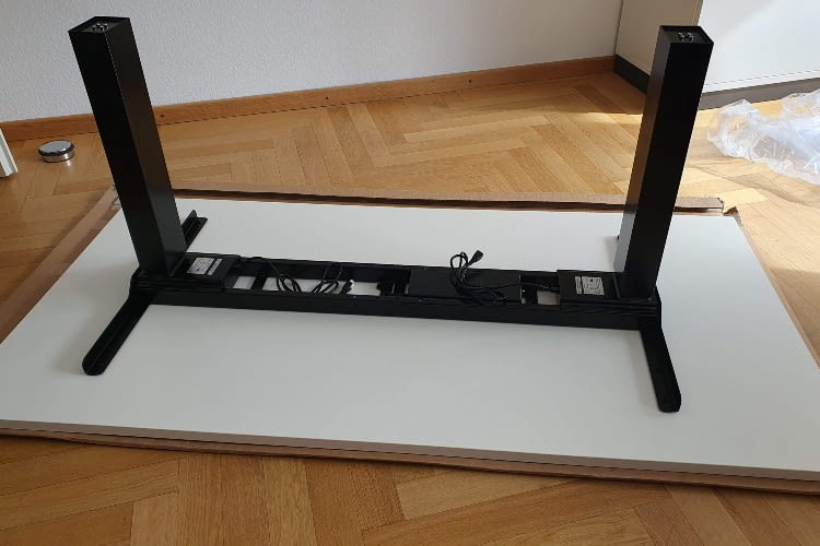 Für die Beine sind keine Löcher vorgebohrt, was den Aufbau schwieriger gestaltet Für die Beine sind keine Löcher vorgebohrt, was den Aufbau schwieriger gestaltet