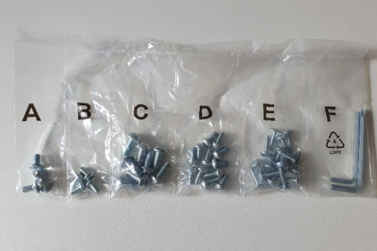 Die Schrauben sind alle beschriftet wodurch der Aufbau erleichtert wird Die Schrauben sind alle beschriftet wodurch der Aufbau erleichtert wird