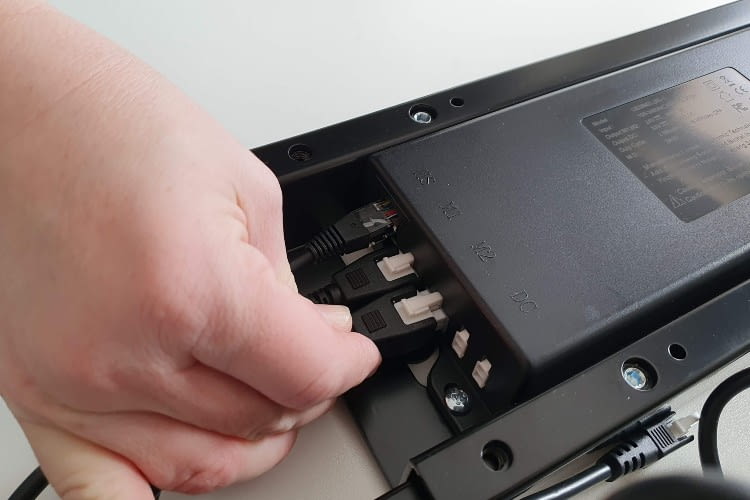 Die Verkabelung ist dank der nötigen Beschriftungen schnell erledigt Die Verkabelung ist dank der nötigen Beschriftungen schnell erledigt