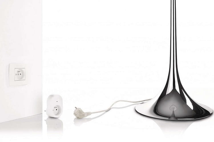 Mithilfe des Living White Adapters lassen sich Tisch- oder Stehlampen sowie Elektrogeräte über Hue steuern Mithilfe des Living White Adapters lassen sich Tisch- oder Stehlampen sowie Elektrogeräte über Hue steuern