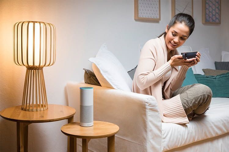 Der Logitech Harmony Hub steuert direkt oder in Kombination mit einem Echo OSRAM Lampen Der Logitech Harmony Hub steuert direkt oder in Kombination mit einem Echo OSRAM Lampen