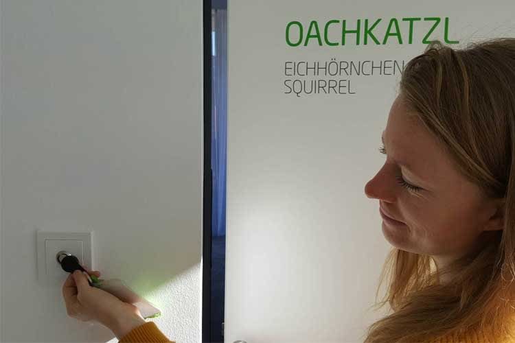 Türen, Mitarbeiterschränke und Snackschubladen werden bei Loxone mit dem iButton geöffnet Türen, Mitarbeiterschränke und Snackschubladen werden bei Loxone mit dem iButton geöffnet