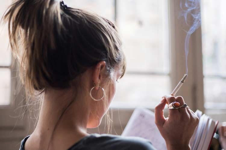 Zigarettenrauch verteilt sich schnell in der ganzen Wohnung Zigarettenrauch verteilt sich schnell in der ganzen Wohnung