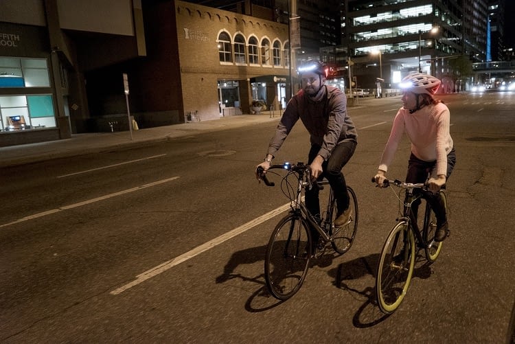 Bessere Sicht, dank Frontlicht am Lumos Fahrradhelm Bessere Sicht, dank Frontlicht am Lumos Fahrradhelm