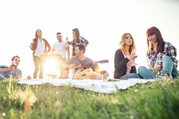 Lustige Fragen sorgen auch unterwegs für gute Laune und super Stimmung Lustige Fragen sorgen auch unterwegs für gute Laune und super Stimmung