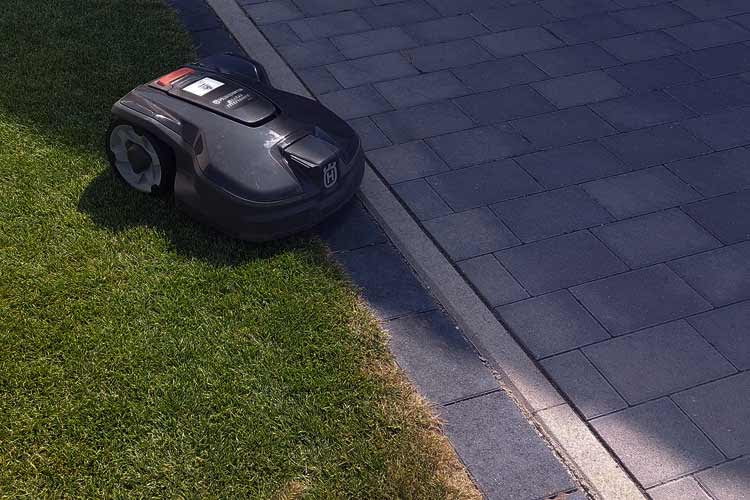 Hier zeigen sich bereits erste Hitzeschäden, wo das kurze Gras die heißen Steinplatten berührt Hier zeigen sich bereits erste Hitzeschäden, wo das kurze Gras die heißen Steinplatten berührt