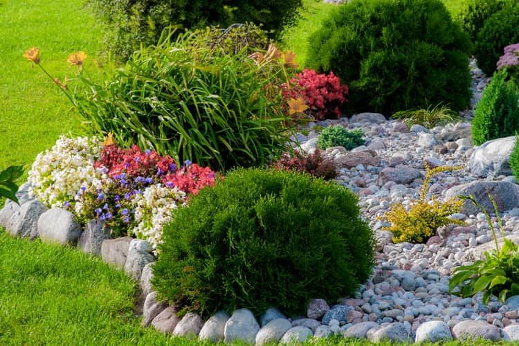 Das Begrenzungskabel schützt empfindliche Untergründe und Blumen vor den Schneidklingen Das Begrenzungskabel schützt empfindliche Untergründe und Blumen vor den Schneidklingen