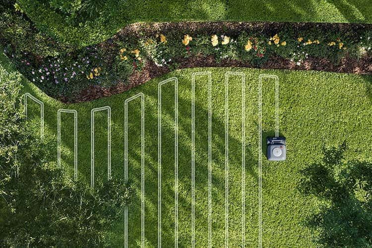 iRobot Terra erstellt eine Mähkarte, die er in synchronen Bahnen abfährt iRobot Terra erstellt eine Mähkarte, die er in synchronen Bahnen abfährt