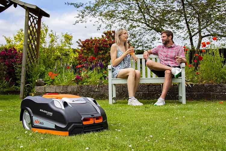 Ein guter Mähroboter punktet durch leises Mähen Ein guter Mähroboter punktet durch leises Mähen