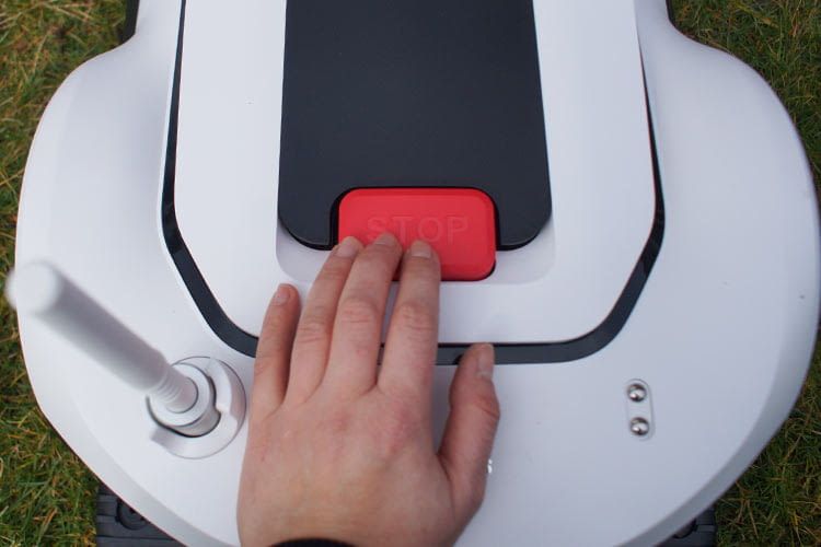 Der Notstopp Button befindet sich gut sichtbar an der Oberseite des Gehäuses Der Notstopp Button befindet sich gut sichtbar an der Oberseite des Gehäuses
