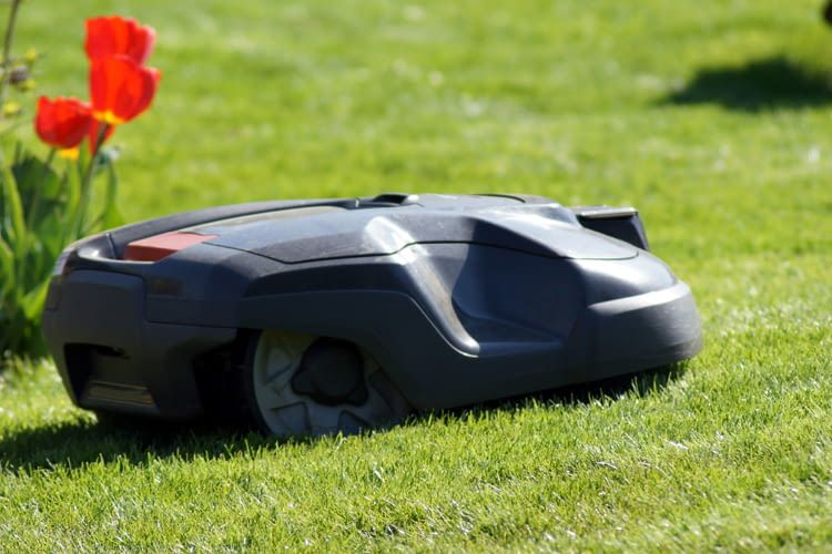 Vor der Einlagerung sollte der Akku des Roboters voll aufgeladen werden Vor der Einlagerung sollte der Akku des Roboters voll aufgeladen werden