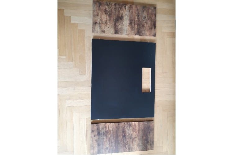 Die Tischplatte besteht aus drei Einzelteilen Die Tischplatte besteht aus drei Einzelteilen