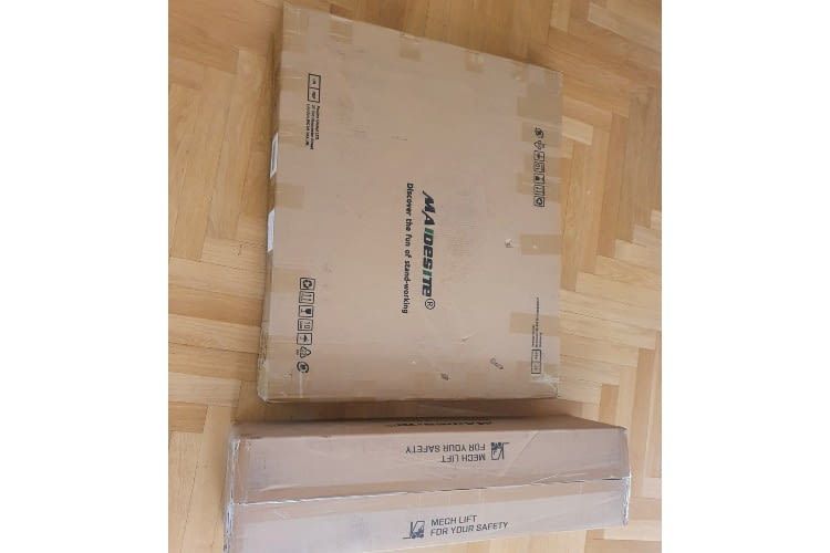 Der Schreibtisch wurde praktischerweise als normales Paket und nicht via Spedition geliefert Der Schreibtisch wurde praktischerweise als normales Paket und nicht via Spedition geliefert