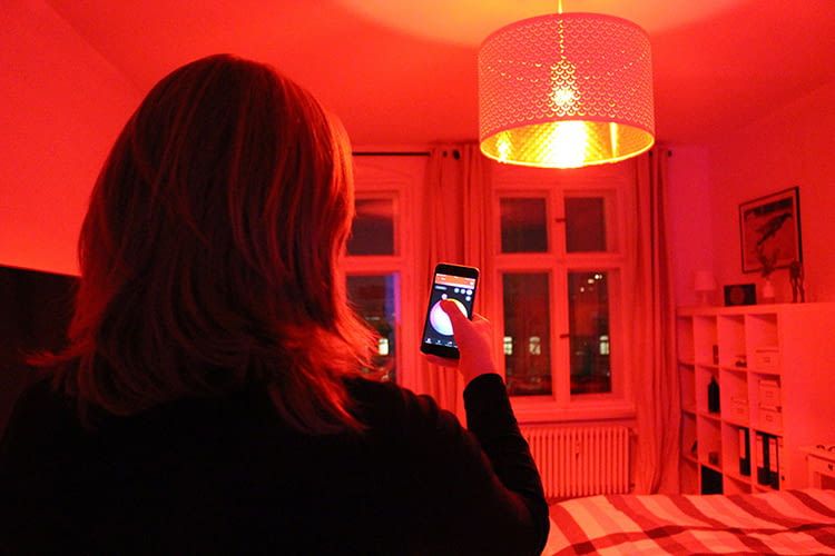 Maren steuert die smarten LED-Lampen Maren steuert die smarten LED-Lampen