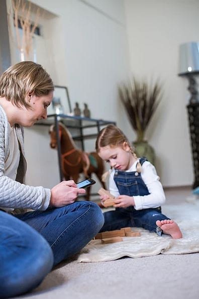 Auf der imagno-App werden Formen ausgesucht und mit den Holzklötzen nachgebaut Auf der imagno-App werden Formen ausgesucht und mit den Holzklötzen nachgebaut