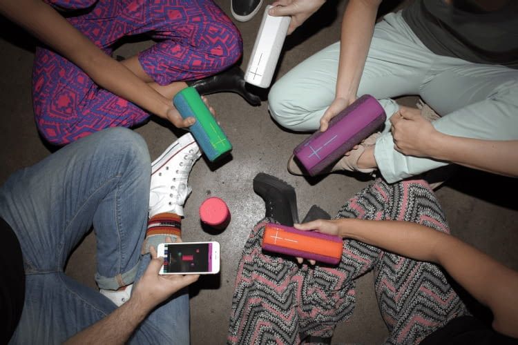 Mehrere Megaboom Lautsprecher können auch einheitlich gesteuert werden Mehrere Megaboom Lautsprecher können auch einheitlich gesteuert werden