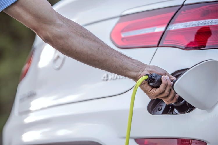 An der Haushaltssteckdose ist der Mercedes GLC 350 e bereits in 4 Stunden aufgeladen An der Haushaltssteckdose ist der Mercedes GLC 350 e bereits in 4 Stunden aufgeladen