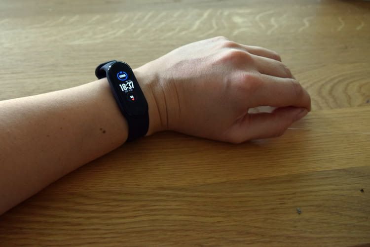 Das Xiaomi Mi Band 5 ist angenehm kompakt und sowohl für Frauen als auch Männer geeignet Das Xiaomi Mi Band 5 ist angenehm kompakt und sowohl für Frauen als auch Männer geeignet