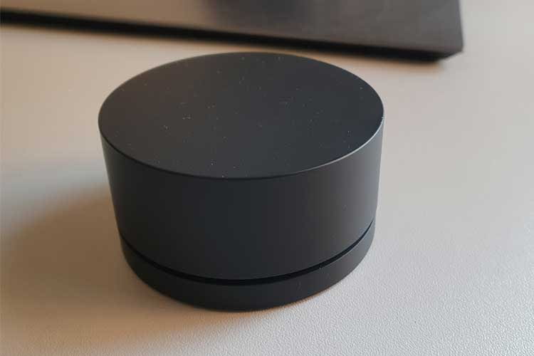 Die kompakte Fernbedienung für die Mi Monitorlampe besitzt eine schlichte, runde Form Die kompakte Fernbedienung für die Mi Monitorlampe besitzt eine schlichte, runde Form