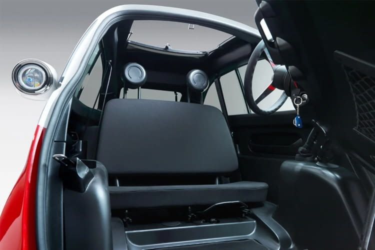 Im Inneren von Microlino finden zwei Personen Platz Im Inneren von Microlino finden zwei Personen Platz