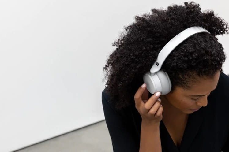 Dank Multipoint Bluetooth lassen sich mehrere Geräte gleichzeitig mit den Headphones 2 verbinden Dank Multipoint Bluetooth lassen sich mehrere Geräte gleichzeitig mit den Headphones 2 verbinden
