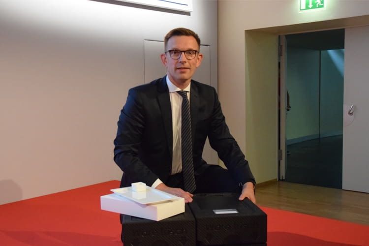 Geschäftsführer Martin Eilerts mit der Transportbox und dem Geschirr des Unternehmens Geschäftsführer Martin Eilerts mit der Transportbox und dem Geschirr des Unternehmens