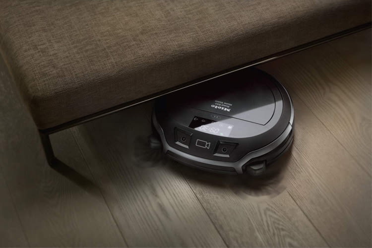 Unter Möbeln zu putzen ist für diesen Saugroboter ein Kinderspiel Unter Möbeln zu putzen ist für diesen Saugroboter ein Kinderspiel