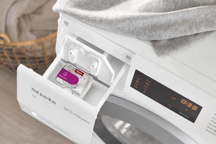 Hartnäckige Flecken lassen sich mit den Miele Portionskapseln besonders einfach entfernen Hartnäckige Flecken lassen sich mit den Miele Portionskapseln besonders einfach entfernen