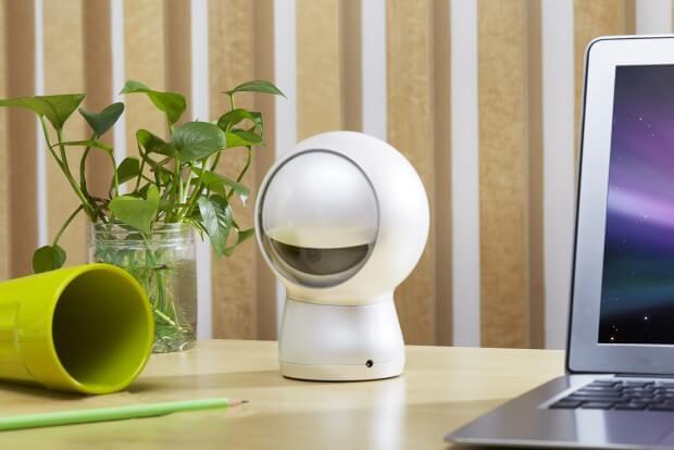 Moorebot Personal Assistant für das Smart Home auf dem Schreibtisch Moorebot Personal Assistant für das Smart Home auf dem Schreibtisch