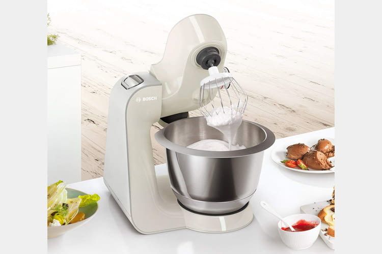 Diese Modell verarbeitet außer Eischnee auch bis zu 2,7 kg Rührteig auf einmal Diese Modell verarbeitet außer Eischnee auch bis zu 2,7 kg Rührteig auf einmal