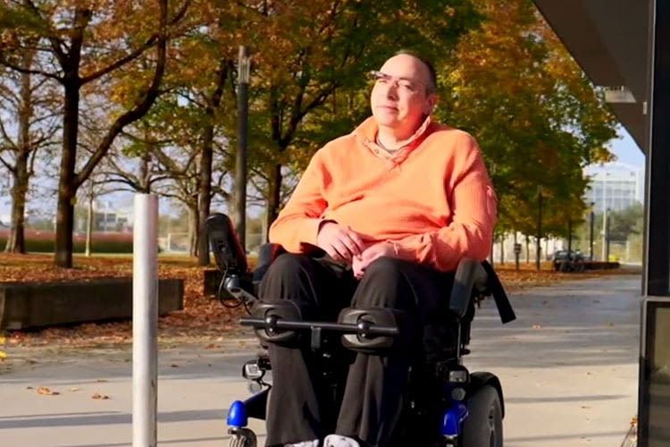 Mit munevo DRIVE sind keine Hände mehr für die Rollstuhl-Steuerung nötig Mit munevo DRIVE sind keine Hände mehr für die Rollstuhl-Steuerung nötig