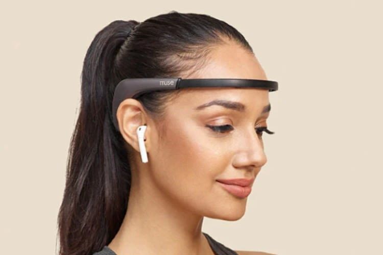 Das Stirnband ist in der Lage neben Gehirnaktivitäten auch den Herzschlag zu messen Das Stirnband ist in der Lage neben Gehirnaktivitäten auch den Herzschlag zu messen