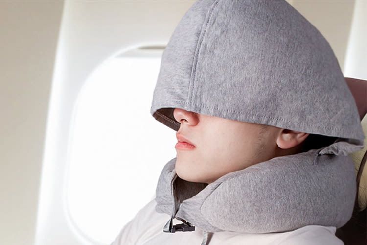 Die Kapuze kann bei Bedarf auch im Nackenkissen integriert und so unsichtbar verstaut werden Die Kapuze kann bei Bedarf auch im Nackenkissen integriert und so unsichtbar verstaut werden