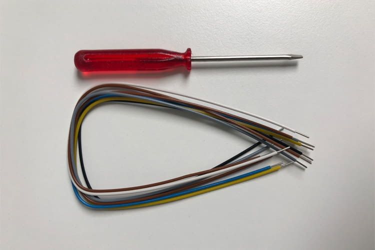 Im Lieferumfang von nello one sind ein Schraubenzieher und passende Kabel enthalten Im Lieferumfang von nello one sind ein Schraubenzieher und passende Kabel enthalten