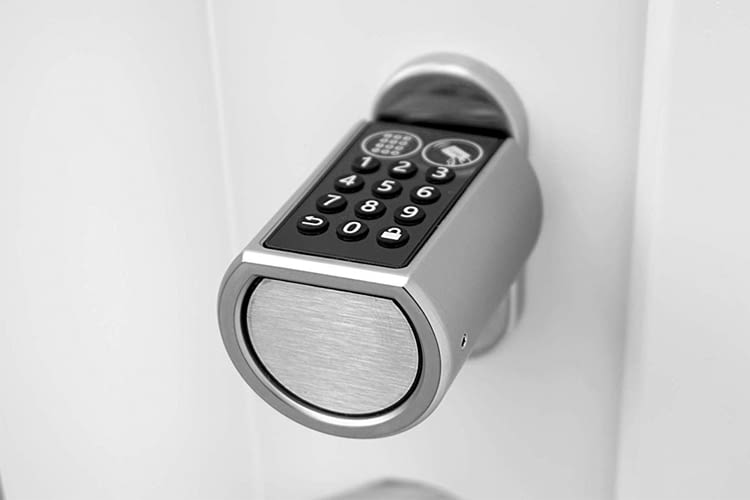 Mit seinem klassischen Design passt das Smartlock zu vielen verschiedenen Haustürarten Mit seinem klassischen Design passt das Smartlock zu vielen verschiedenen Haustürarten
