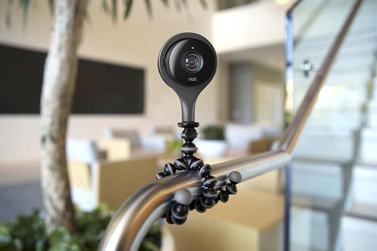 Nest Cam Indoor lässt sich fast überall flexibel befestigen Nest Cam Indoor lässt sich fast überall flexibel befestigen