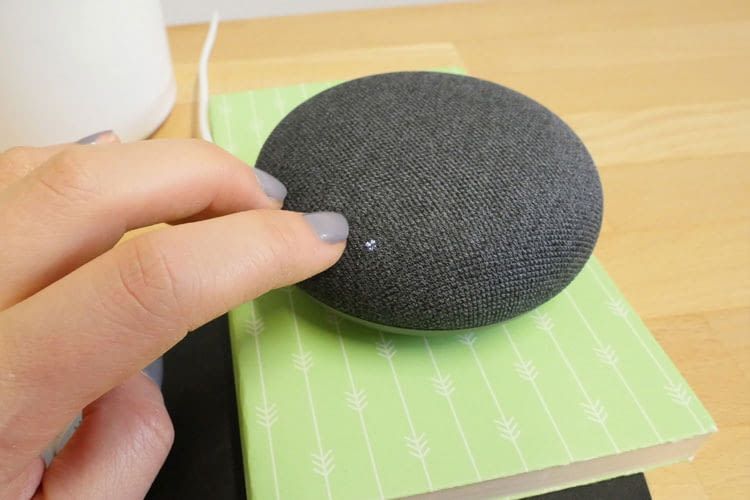 Google Nest Mini Ultraschallsensor: Nähert sich eine Person dem Gerät, leuchten die LED-Markierungen für die Lautstärke Touch-Felder auf Google Nest Mini Ultraschallsensor: Nähert sich eine Person dem Gerät, leuchten die LED-Markierungen für die Lautstärke Touch-Felder auf