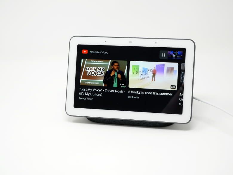 Google Nest Hub zeigt auf Wunsche Videoempfehlungen bei YouTube Google Nest Hub zeigt auf Wunsche Videoempfehlungen bei YouTube