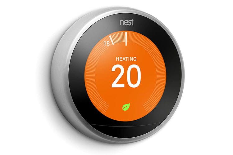 Das Thermostat von Nest besitzt eine runde Form und ist in Edelstahl gefasst Das Thermostat von Nest besitzt eine runde Form und ist in Edelstahl gefasst