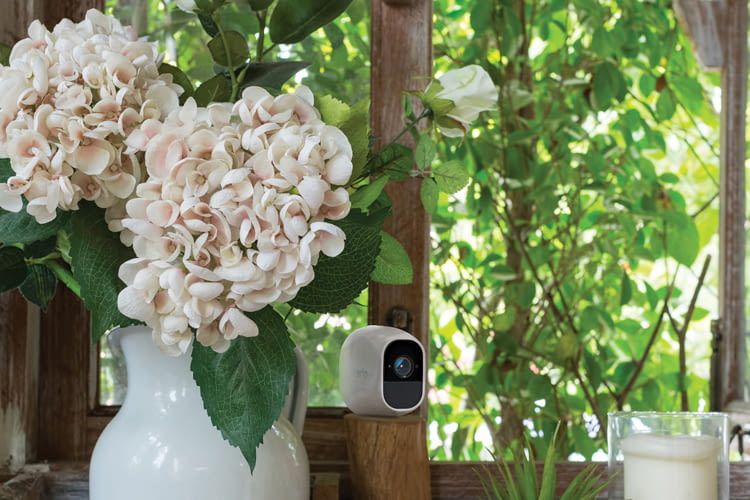 Die Alexa-kompatible Netgear Arlo Pro 2 HD-Überwachungskamera überwacht den Wintergarten Die Alexa-kompatible Netgear Arlo Pro 2 HD-Überwachungskamera überwacht den Wintergarten