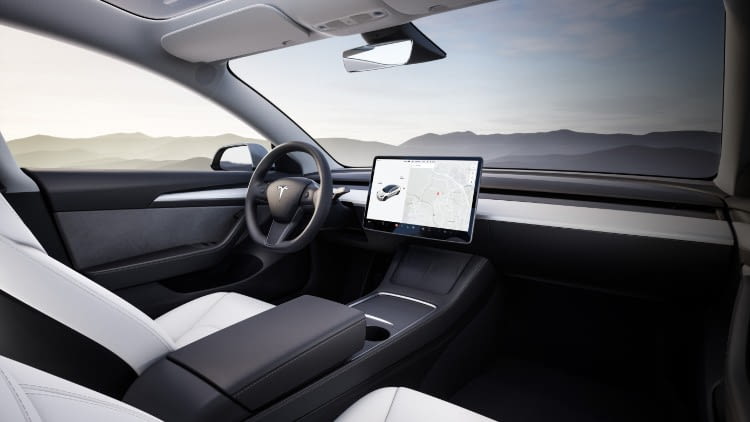 Der Innenraum der Tesla Wagen ist puristisch reduziert Der Innenraum der Tesla Wagen ist puristisch reduziert