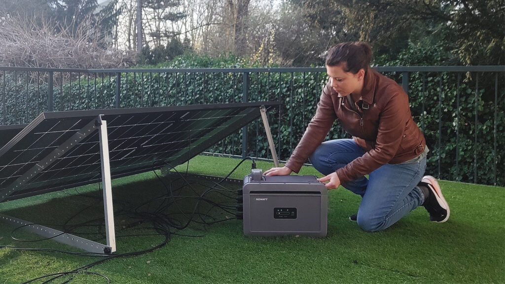 nexa-2000-praxistest-2026 Technikredakteurin Mariella Wendel prüft einen Stromspeicher