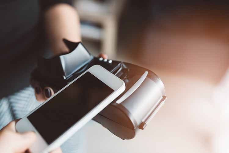 Bezahlen mit dem Smartphone - dank NFC kein Problem Bezahlen mit dem Smartphone - dank NFC kein Problem