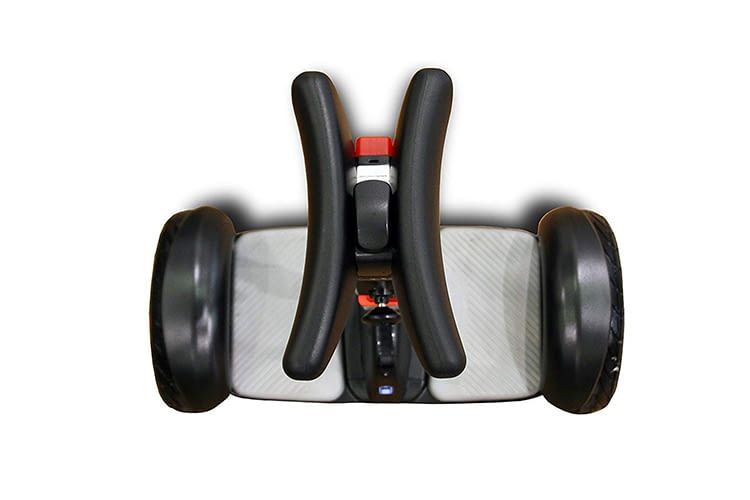 Mit den Oberschenkeln wir die Lenkstange in die gewünschte Richtung gedrückt, um den Ninebot Mini Pro 320 zu steuern Mit den Oberschenkeln wir die Lenkstange in die gewünschte Richtung gedrückt, um den Ninebot Mini Pro 320 zu steuern