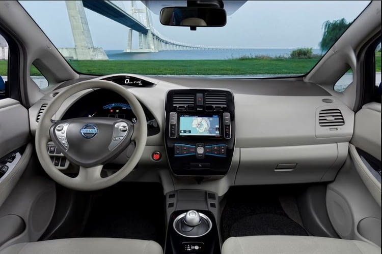 Der Nissan Leaf ist auch im Innenraum sehr futuristisch gestaltet und lehnt sich damit an das Aussendesign an. Der Nissan Leaf ist auch im Innenraum sehr futuristisch gestaltet und lehnt sich damit an das Aussendesign an.