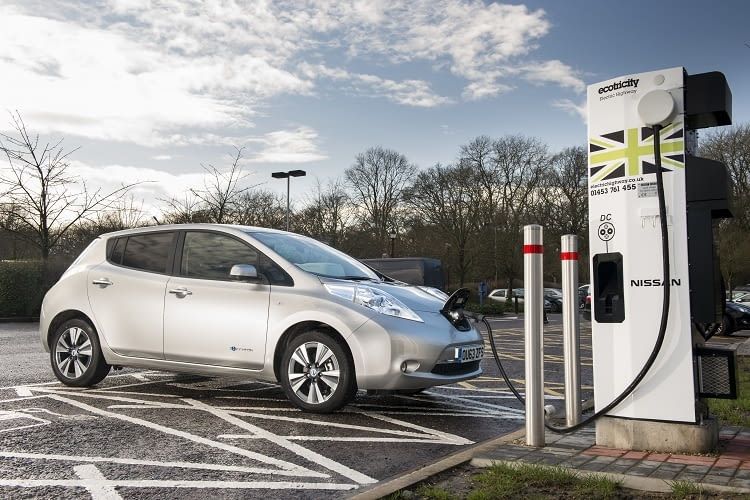 An der Haushaltssteckdose wird der Nissan Leaf in etwa 11 Stunden aufgeladen An der Haushaltssteckdose wird der Nissan Leaf in etwa 11 Stunden aufgeladen