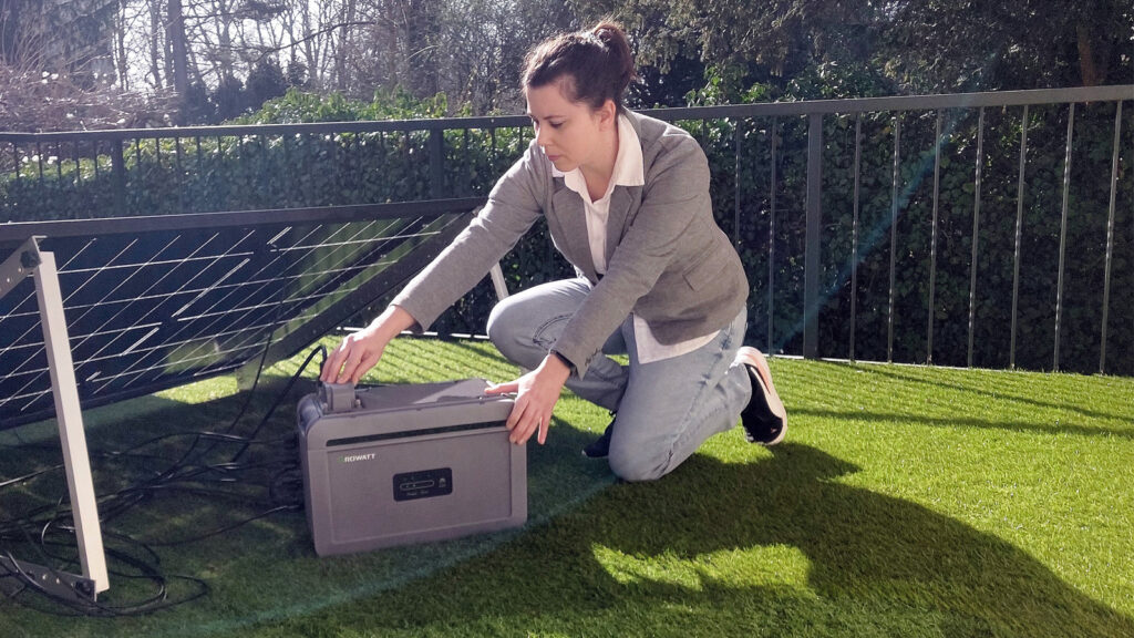 noah-2000-und-nexa-groessenvergleich Growatt NEXA 2000 bringt einen direkt integrierten Wechselrichter mit