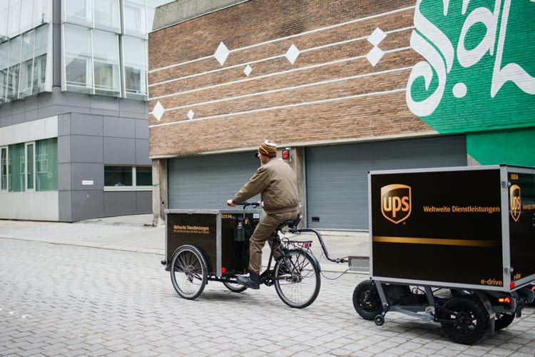 Als Handkarren kann der Anhänger auch an sonst unzugängliche Orte transportiert werden Als Handkarren kann der Anhänger auch an sonst unzugängliche Orte transportiert werden