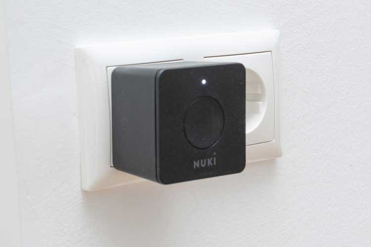 Dank der Nuki Bridge baut das Nuki Türschloss eine Verbindung zum WLAN auf und ist aus der Ferne bedienbar Dank der Nuki Bridge baut das Nuki Türschloss eine Verbindung zum WLAN auf und ist aus der Ferne bedienbar