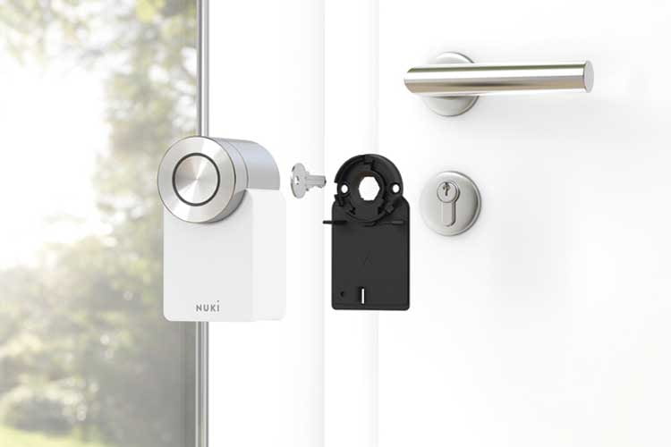 In Sachen Design und der einfachen Installation bleibt sich Nuki auch bei der dritten Generation treu In Sachen Design und der einfachen Installation bleibt sich Nuki auch bei der dritten Generation treu